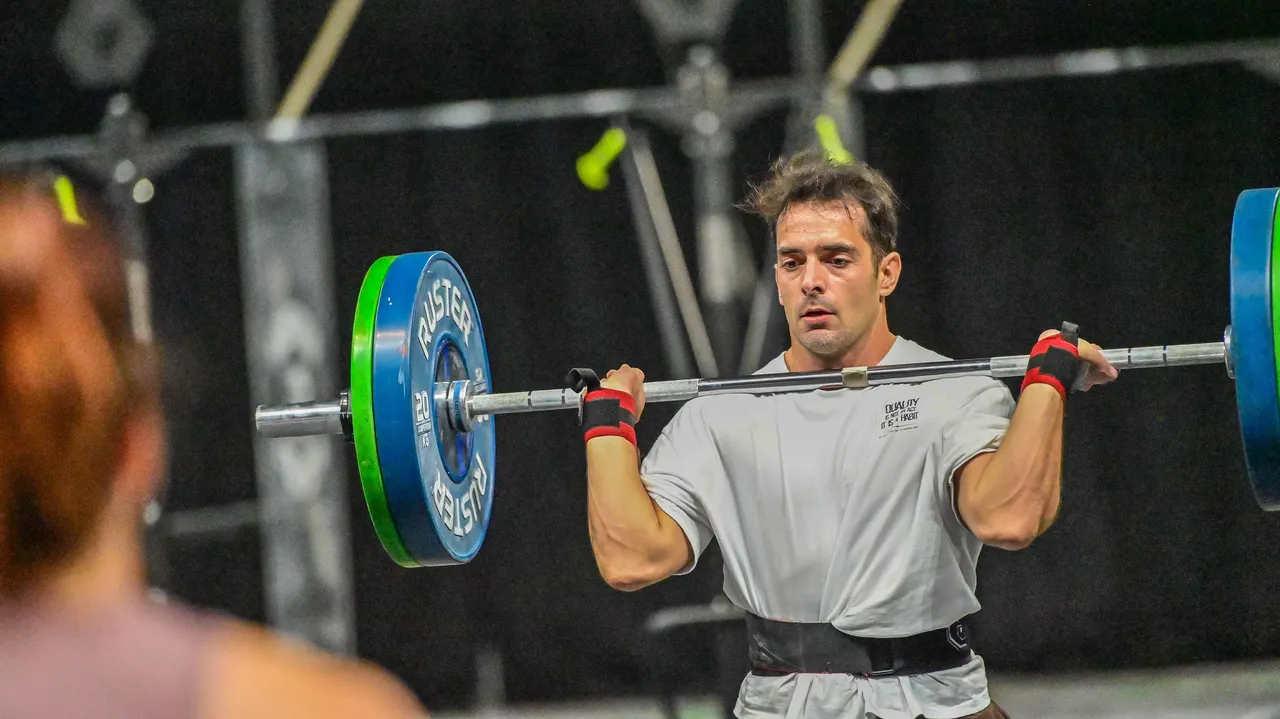 Toni en un levantamiento de barra durante una competición