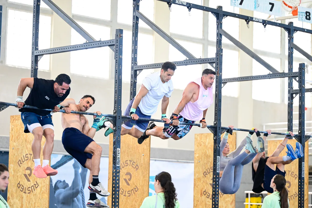 Toni y su equipo en las barras de gimnasia