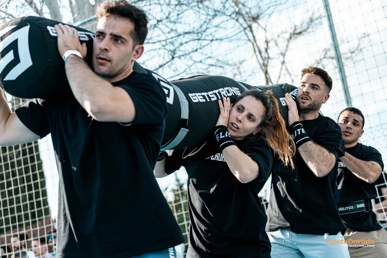 Toni y su equipo trabajando con un saco de competición