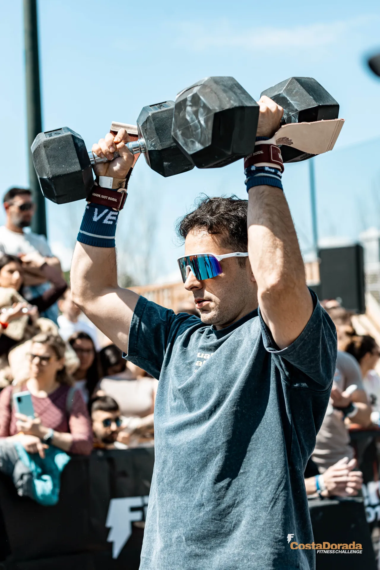 Toni Ruiz levantando mancuernas durante una competición de CrossFit